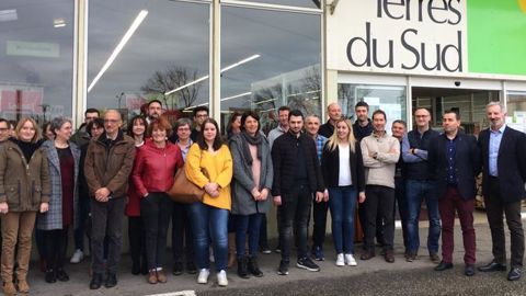 Neuf stagiaires, de 18 à 48 ans (au premier plan), ont débuté une formation de conseillers vendeurs au Gamm vert de Marmande (Lot-et-Garonne), mise en place par Terres du Sud. © TERRES DU SUD